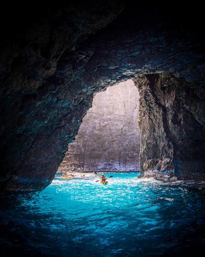 Kayaking sea caves Hawaii Tourism Authority (HTA) / Tommy Lundberg