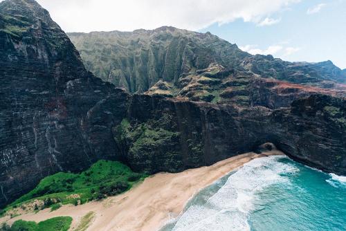 Helicopter tour Hawaii Tourism Authority (HTA) / Ben Ono