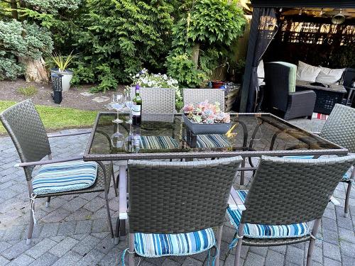 Outdoor dining for 6